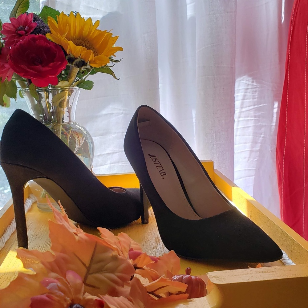 Extra basic black pump by ShoeDazzle size 6